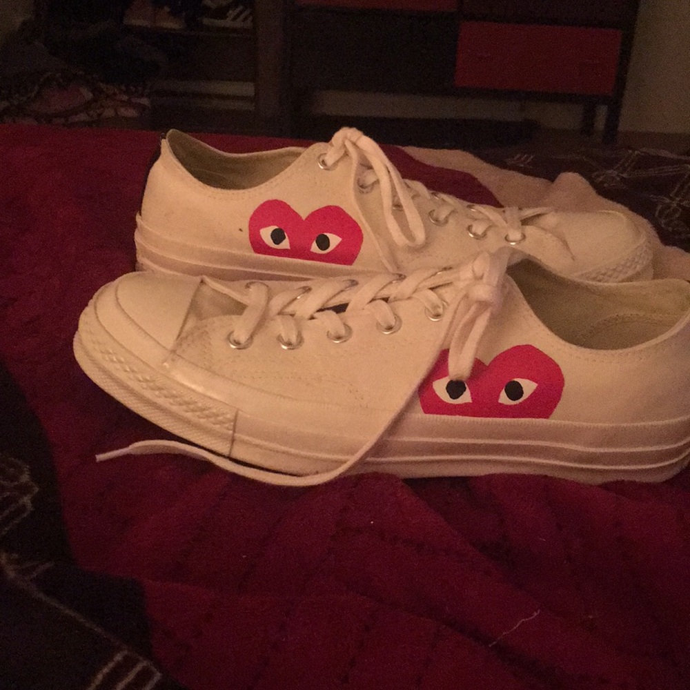 COMMES DES GARSON white sneakers with heart logos.